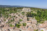 Provence alpes cote d azur vue aerienne du village de lacoste dans le luberon
