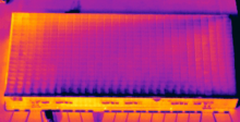 Vue d ensemble de panneaux solaires sur une toiture par image infrarouge