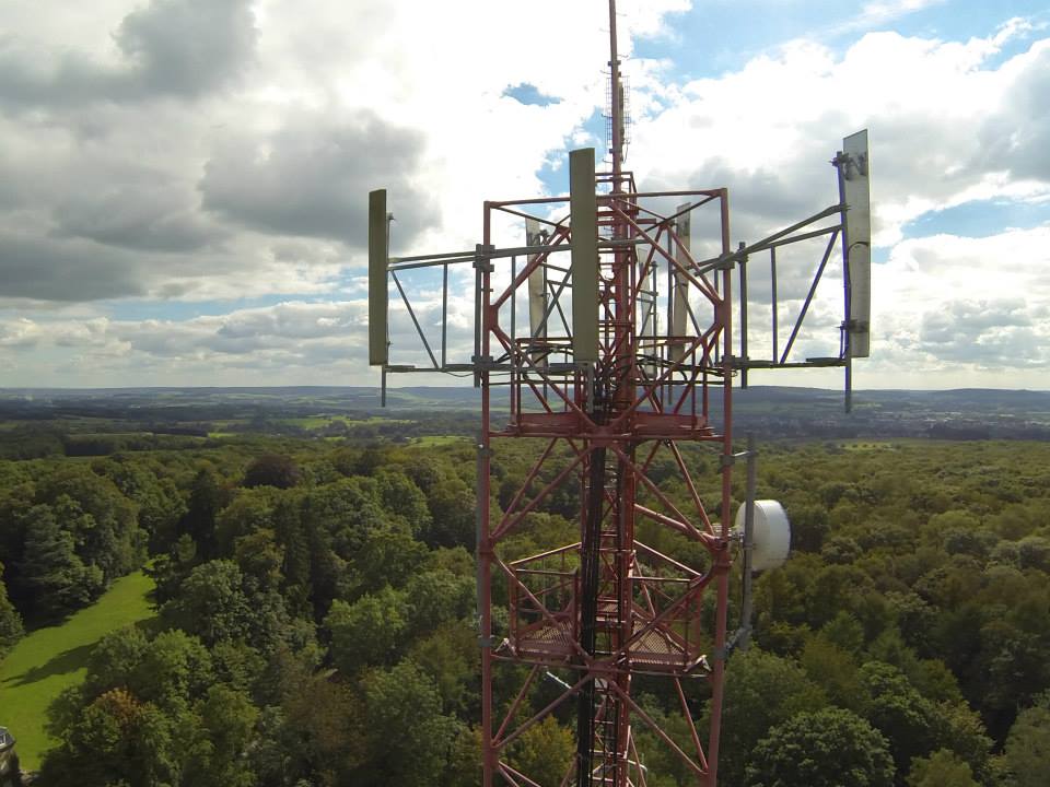 Photographie aérienne d'inspection d'une antenne par drone