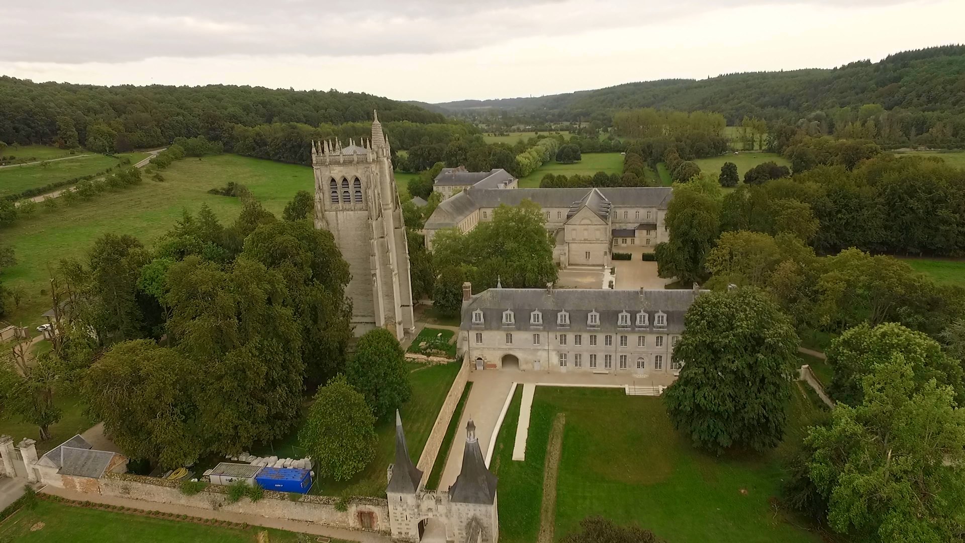 Abbaye du Bec Hellouin, photographiée par drone en Normandie