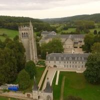 Abbaye du Bec Hellouin, photographiée par drone en Normandie