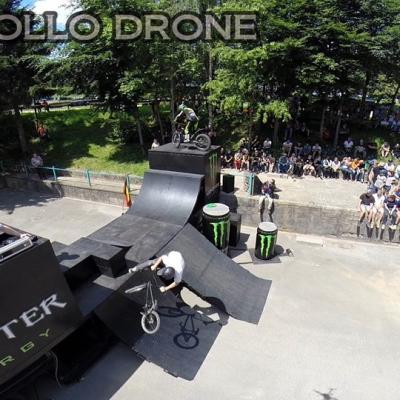 Acrobaties de vélo photographier en vue aérienne par un drone