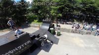 Acrobaties de vélo photographier en vue aérienne par un drone