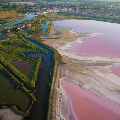 Aigues Mortes, les salins du Midi en vue aérienne
