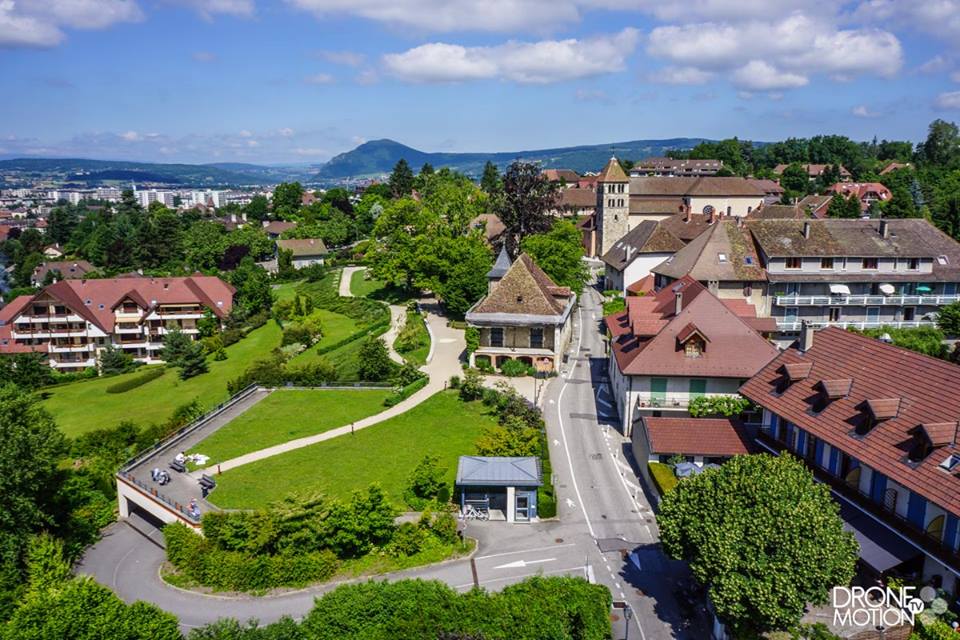 Annecy le Vieux, centre village en vue aérienne par drone