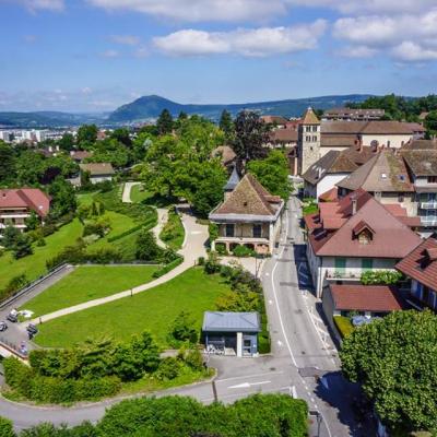 Annecy le Vieux, centre village en vue aérienne par drone