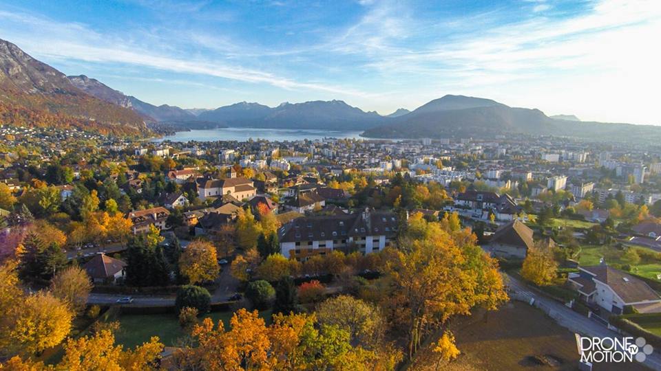 Annecy le vieux en vue aérienne par un aéronef