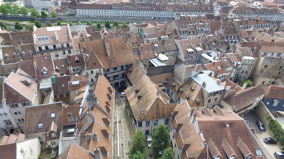 Battant quartier de Besançon en vue aérienne par drone