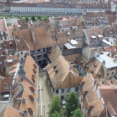 Battant quartier de Besançon en vue aérienne par drone
