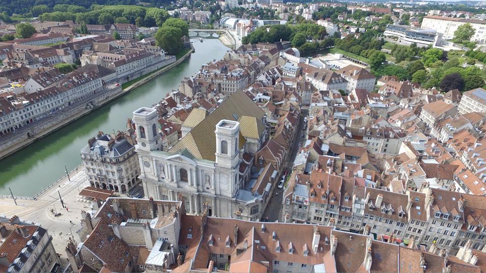 Besançon en vue aérienne prise par un pilote de drone