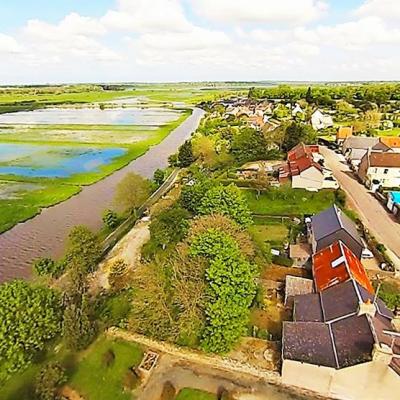 Beuzeville la Bastille, dans la Manche en vue aérienne