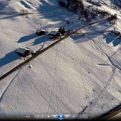 Chalet dans la montagne vue du ciel par un drone