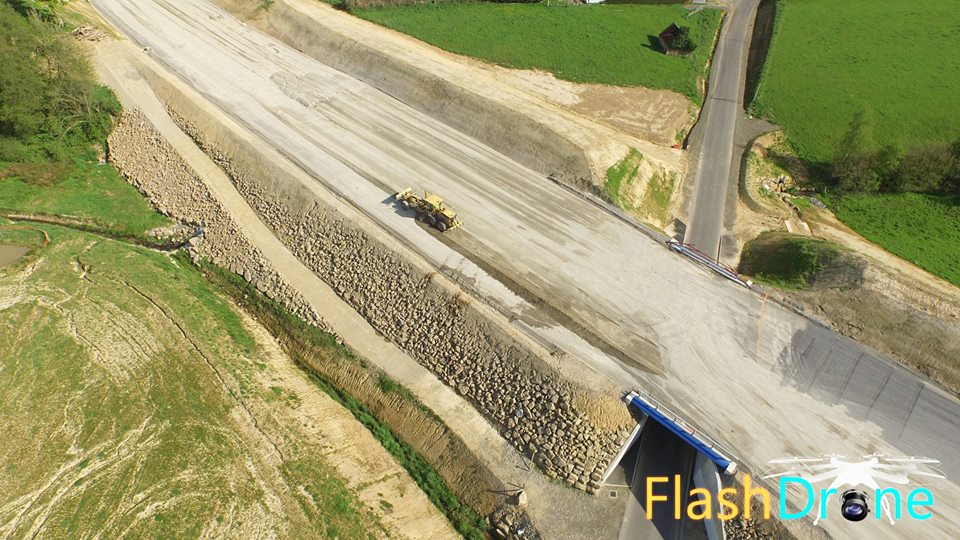 Chantier de travaux publics en vue aérienne