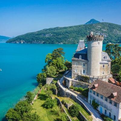 Chateau de Duingt sur le Lac d'Annecy photo de drone