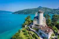 Chateau de Duingt sur le Lac d'Annecy photo de drone