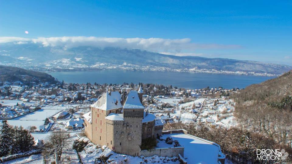 Chateau de Menthon et lac d'Annecy en photo aérienne de drone