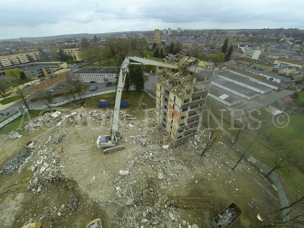 Démolition d'un bâtiment en vue aerienne par drone