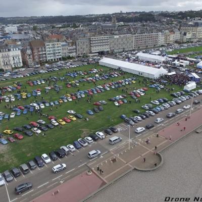 Photographie d'un événement culturel en bord de mer