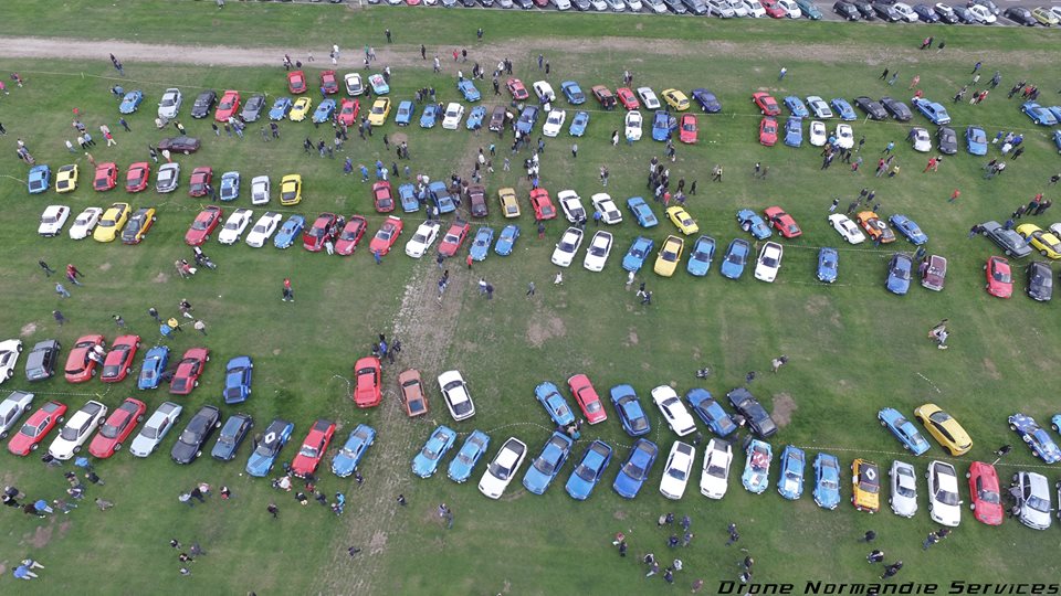 Photographie aérienne d'un rassemblement de voiture