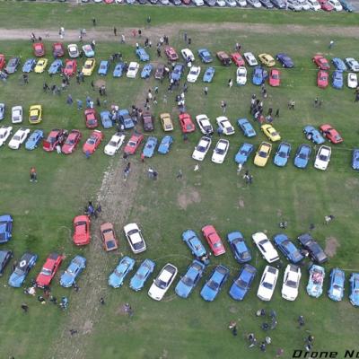 Photographie aérienne d'un rassemblement de voiture