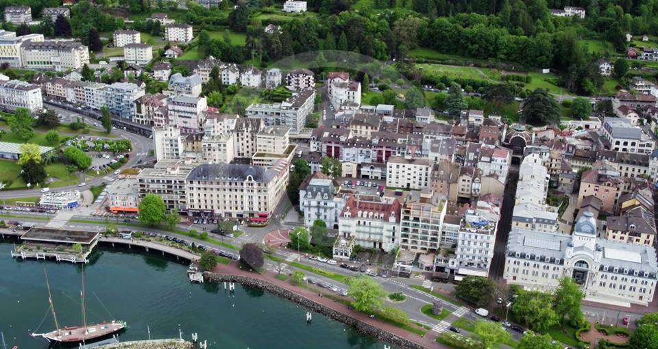 Évian-les-Bains en vue aérienne par drone