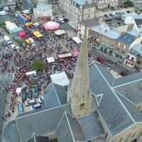 Fête foraine vue du ciel par drone