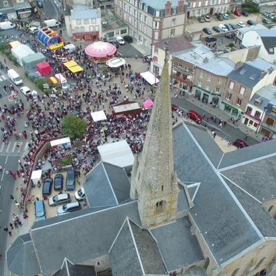 Fête foraine vue du ciel par drone