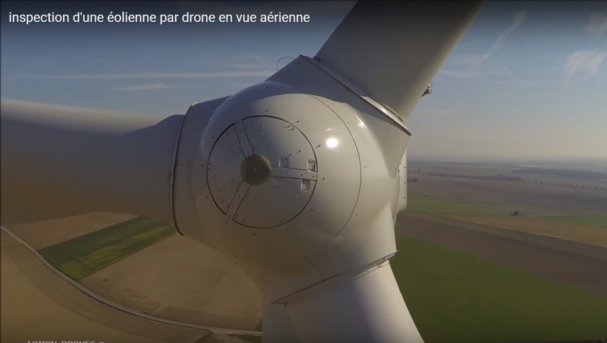 Inspection d'une éolienne avec photo réalisée par un drone