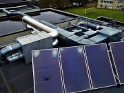 Inspection de toiture de bâtiment par vue aérienne de drone