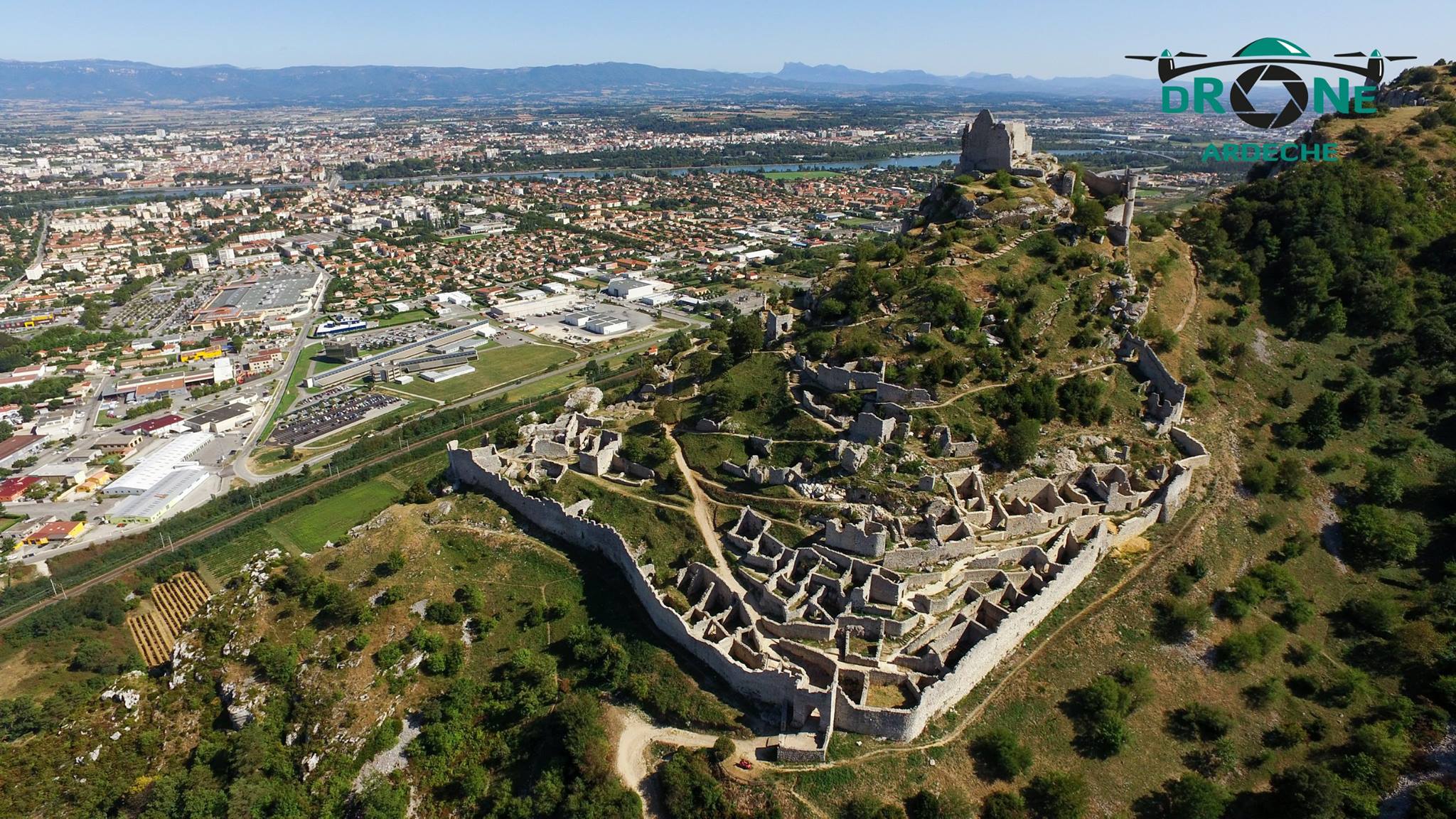 Le château de Crussol, photographie aérienne par drone