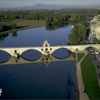 Le pont d'Avignon en vue aérienne par drone
