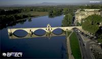 Le pont d'Avignon en vue aérienne par drone