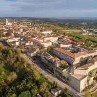 Le village de Lectoure en vue aérienne par drone