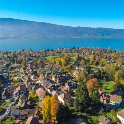 Menthon St Bernard vue du ciel par un drone