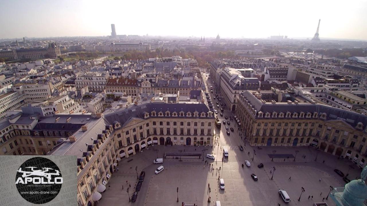 Musée du Louvre en vue aérienne par drone sur Paris