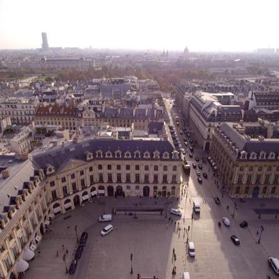 Musée du Louvre en vue aérienne par drone sur Paris