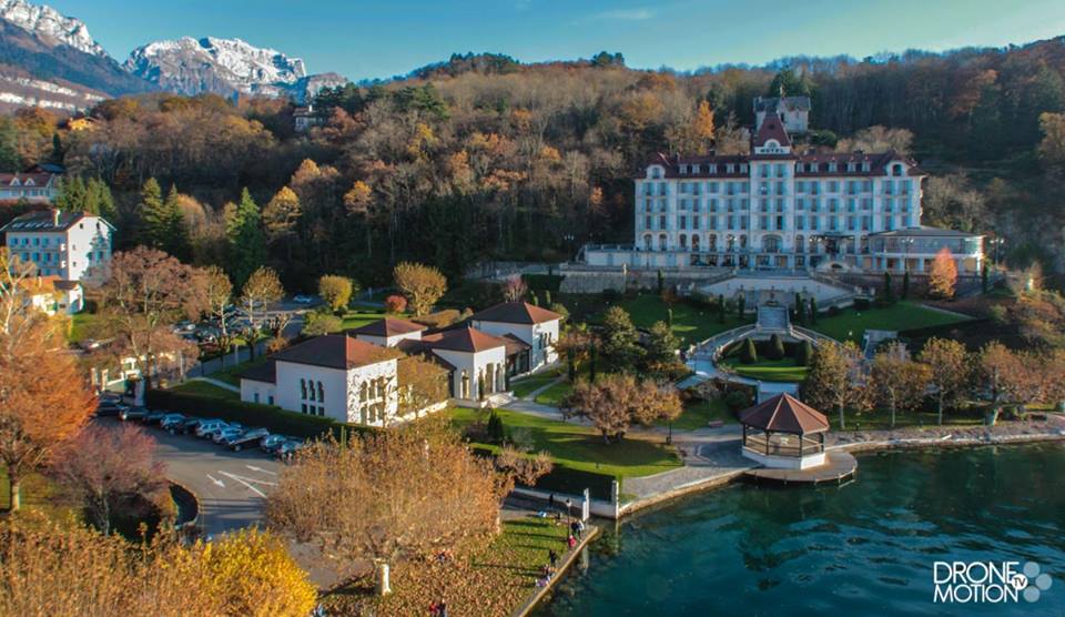 Palace de Menthon, lac d'Annecy en photo aerienne par drone