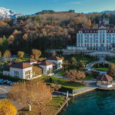 Palace de Menthon, lac d'Annecy en photo aerienne par drone