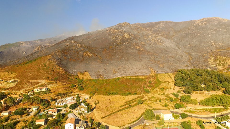 Paysage corse vue du ciel par drone après incendie