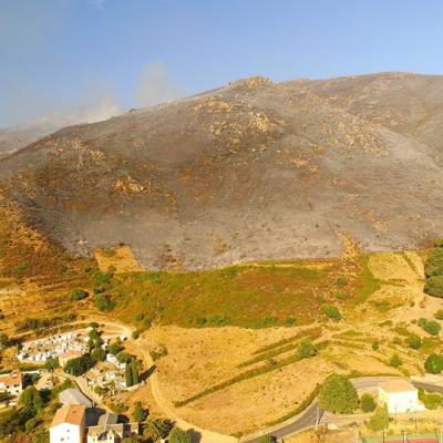 Paysage corse vue du ciel par drone après incendie
