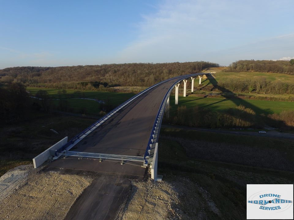 Photo aérienne d'un pont par drone