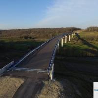 Photo aérienne d'un pont par drone
