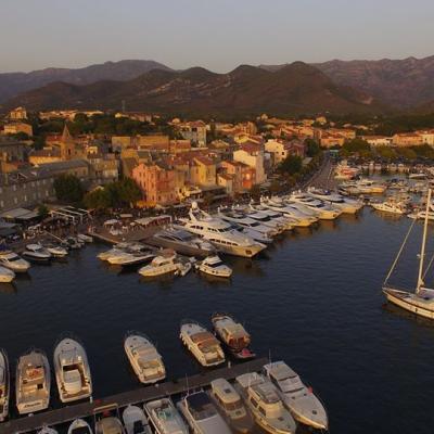 Photo aérienne d'un port de plaisance en Corse