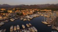 Photo aérienne d'un port de plaisance en Corse