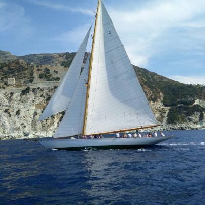 Photo aérienne d'un voilier en Corse vu par un drone