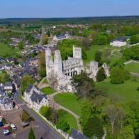 Photo aérienne de l'abbaye Saint-Pierre de Jumièges en Seine-Maritime