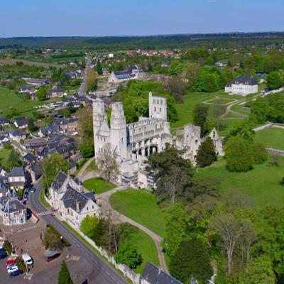 Photo aérienne de l'abbaye Saint-Pierre de Jumièges en Seine-Maritime