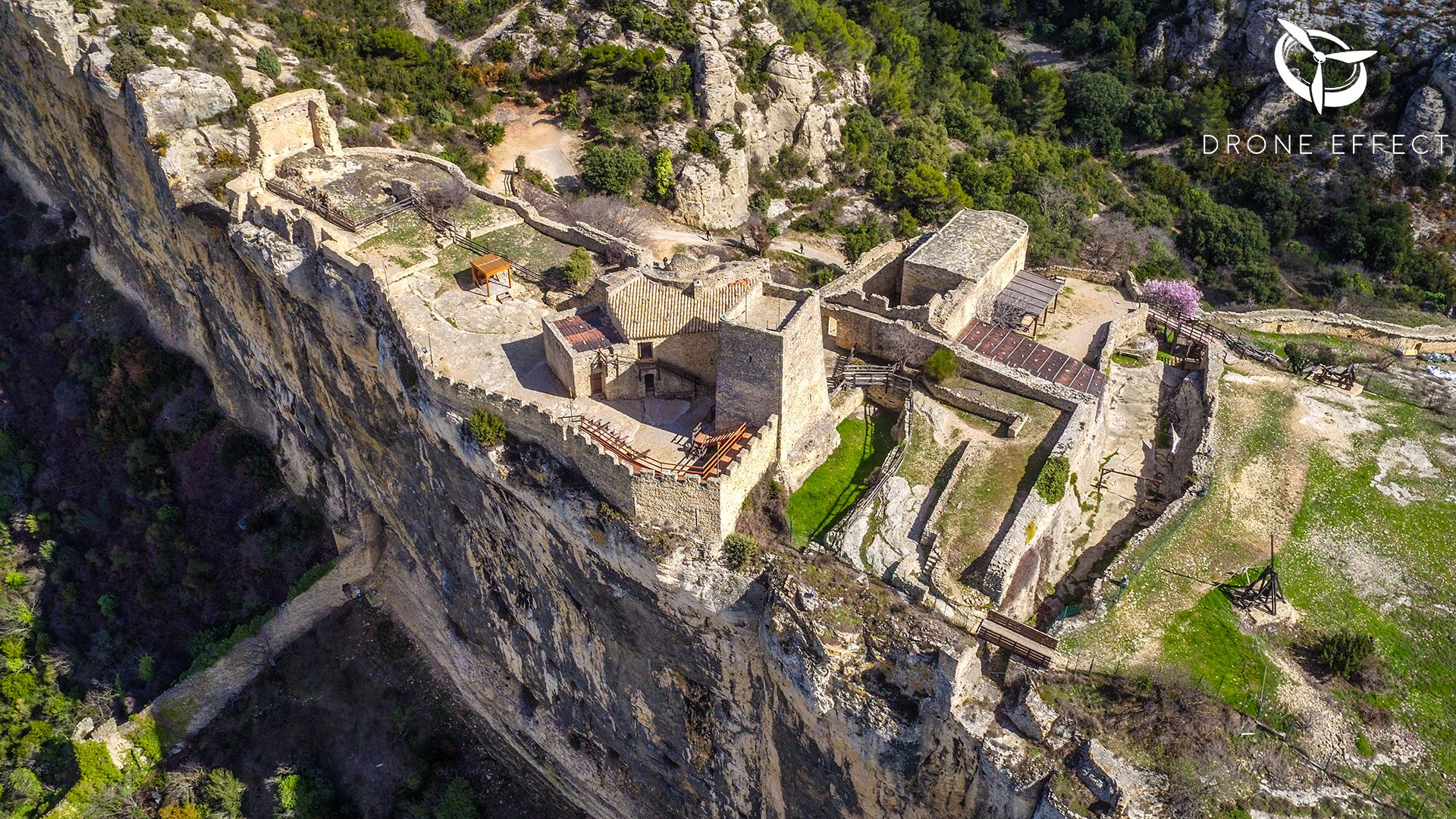 Photo aérienne de la forteresse de Mornas en drone