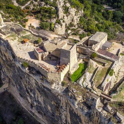 Photo aérienne de la forteresse de Mornas en drone