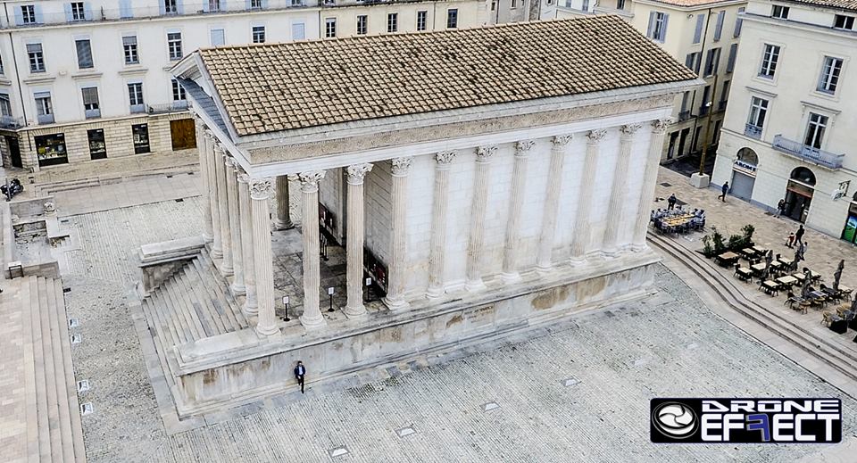 Photo aérienne de la Maison Carrée à Nime dans le Gard